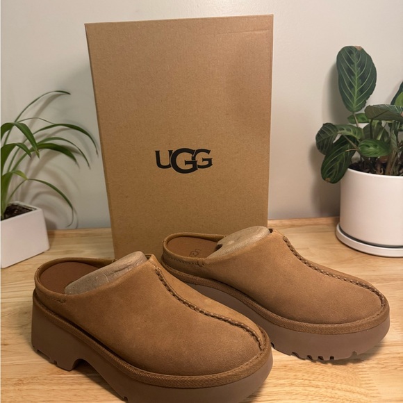 UGG New Heights Clog - Picture 1 of 8